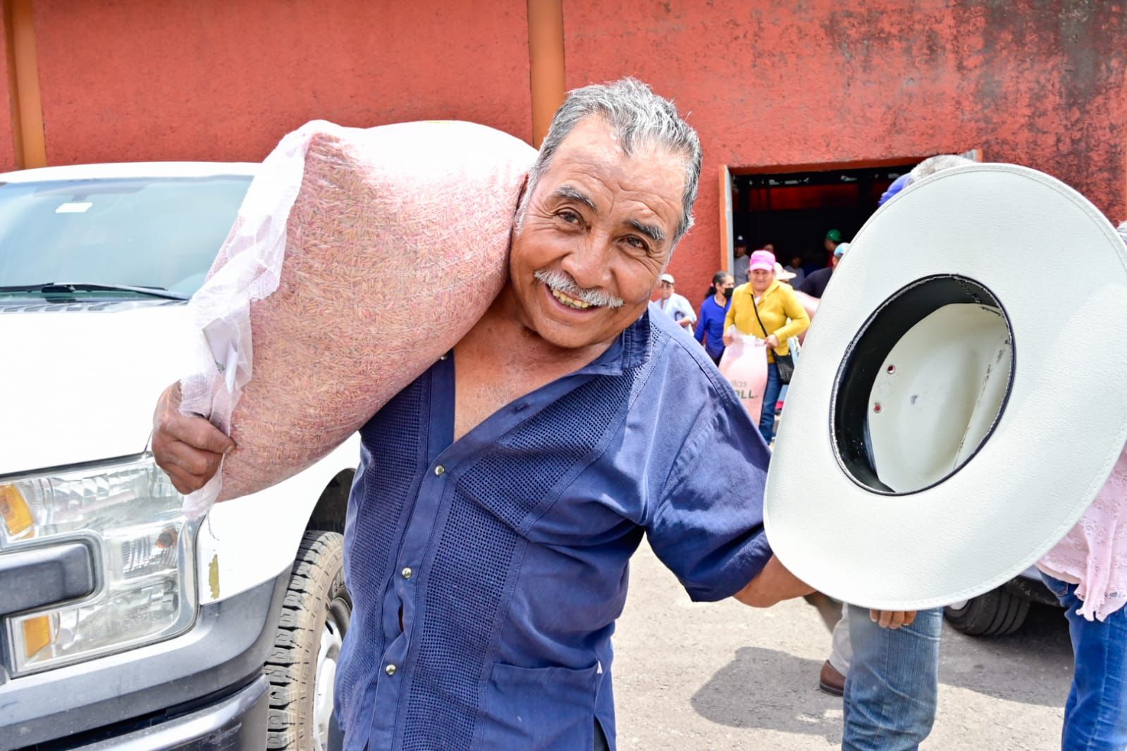 Salvador Santos Cedilllo apoya a los agricultores de Huamantla con 90 toneladas de semilla de avena mejorada